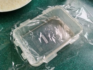 糯米紫薯糕,用一个保鲜盒，底部铺上一张保鲜膜防粘。