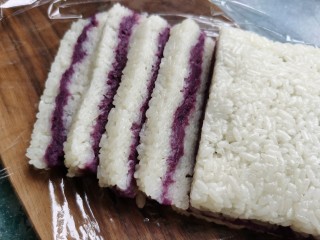糯米紫薯糕,刀上沾点水，切成片状。吃的时候可以沾些白糖。