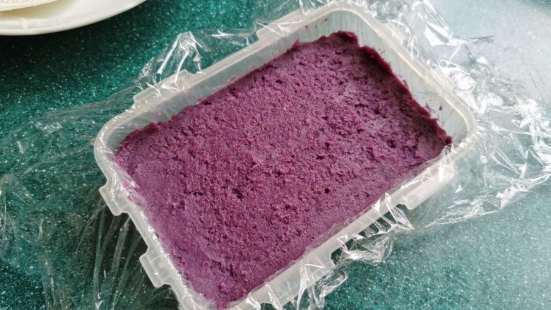 糯米紫薯糕,均匀的铺平。
