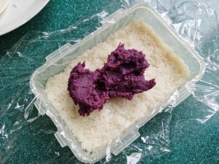糯米紫薯糕,再放入紫薯泥。