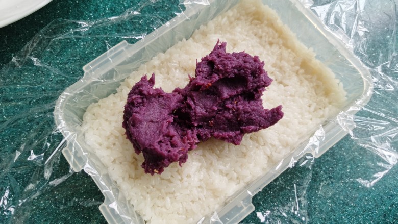 糯米紫薯糕,再放入紫薯泥。