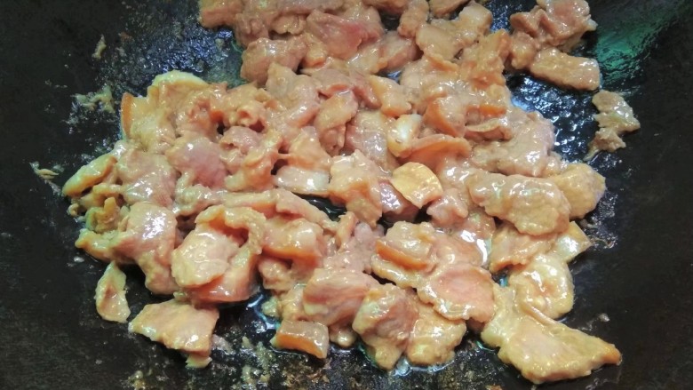 绿芦笋炒肉片,蒜头，辣椒，肉片下锅煸香