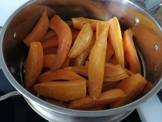 地瓜干,二次放入蒸锅里，水开蒸8分钟。加快水份析出，增强甜润滋味。