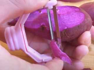 紫薯椰蓉球,紫薯刨皮