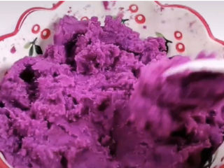 紫薯椰蓉球,搅拌均匀，紫薯泥还是这样粘稠的状态