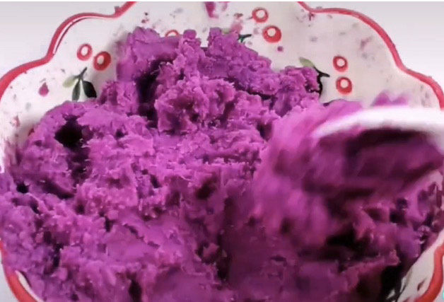 紫薯椰蓉球,搅拌均匀，紫薯泥还是这样粘稠的状态