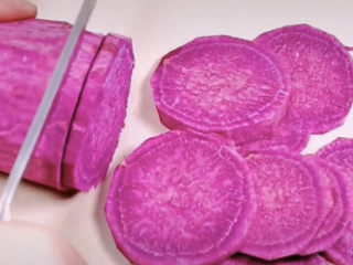 紫薯椰蓉球,切成薄片，更容易熟