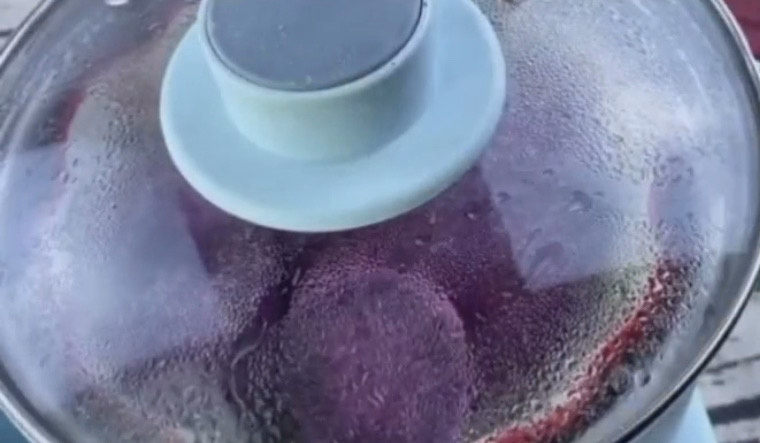 紫薯椰蓉球,盖盖，大火蒸二十分钟，最好包上保鲜膜，这样不会很多水进入红薯中