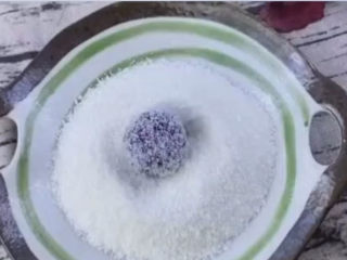 紫薯椰蓉球,蒸熟的丸子裹上椰蓉，紫薯椰蓉球就完成了