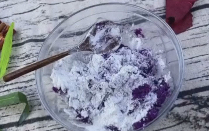 紫薯椰蓉球,稍微搅拌均匀