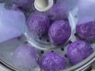 紫薯椰蓉球,大火蒸到紫薯丸子熟透，中间完全透明化就可以了，大概大火蒸了二十几分钟