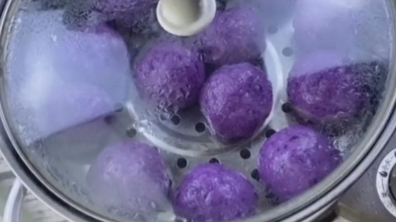 紫薯椰蓉球,大火蒸到紫薯丸子熟透，中间完全透明化就可以了，大概大火蒸了二十几分钟