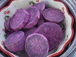 紫薯椰蓉球,切好的紫薯上锅蒸