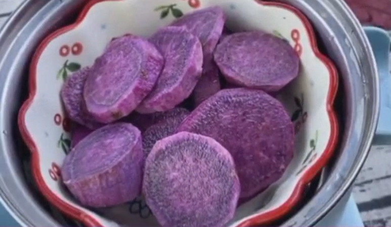 紫薯椰蓉球,切好的紫薯上锅蒸