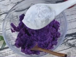 紫薯椰蓉球,往紫薯中加入一勺糯米粉