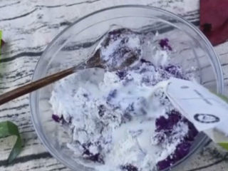 紫薯椰蓉球,再少量倒入适量牛奶，不要一次加太多，以免太稀