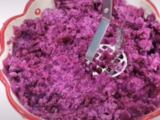 紫薯椰蓉球,捣得越细越好，这样口感吃起来更细，紫薯老一点的会有细细的长纤维