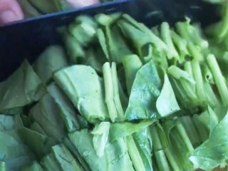猪肝瘦肉粥,菠菜取叶，切成两厘米长的段