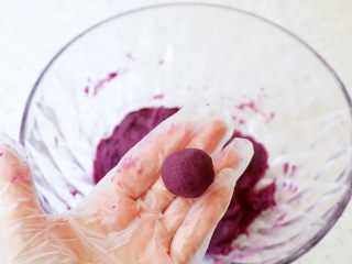 紫薯椰蓉球,取适量的紫薯泥揉成丸子