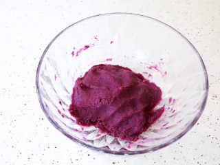 紫薯椰蓉球,拌成团，牛奶一点一点的加入，不要一次性加太多，免得太稀，只需将紫薯拌成团即可，如图所示