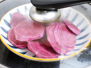 紫薯椰蓉球,放入锅蒸熟