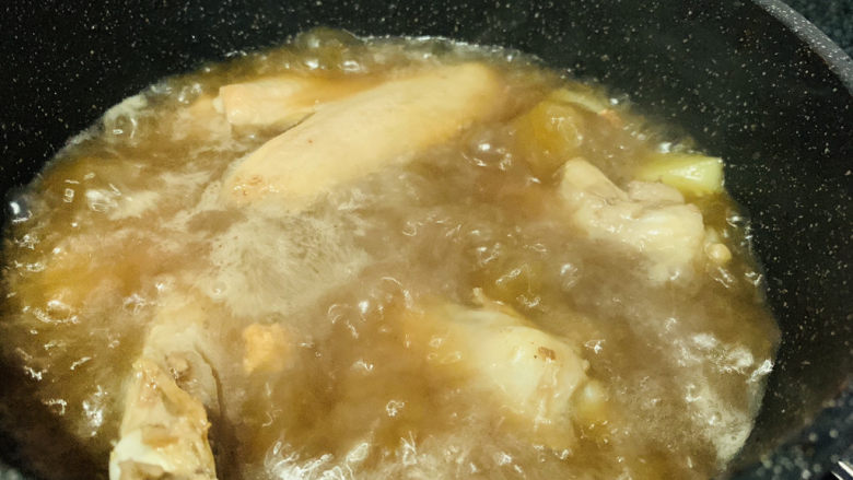 鸭翅炖土豆,翻拌均匀调料，大火继续煮5分钟