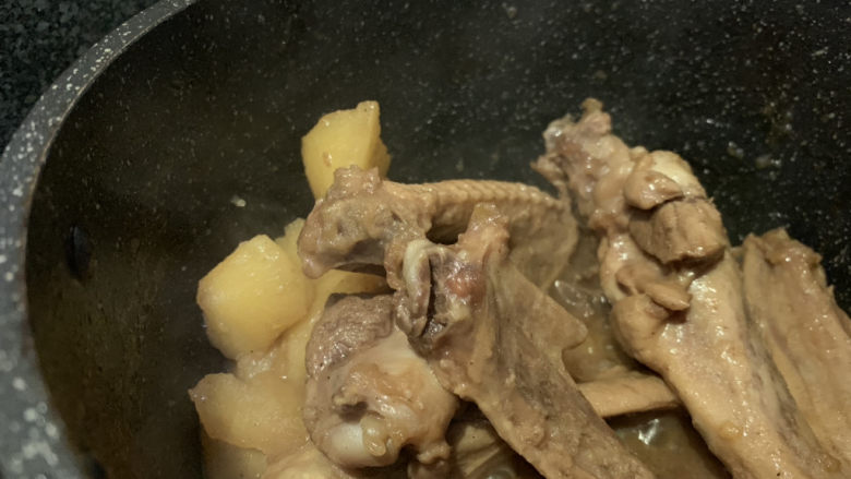 鸭翅炖土豆,收汁，起锅