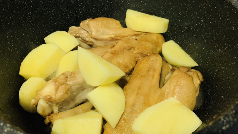 鸭翅炖土豆,加入土豆