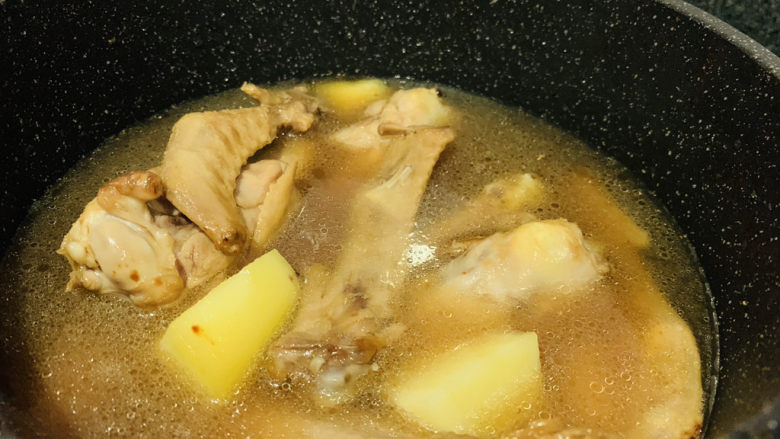 鸭翅炖土豆,加入适量清水