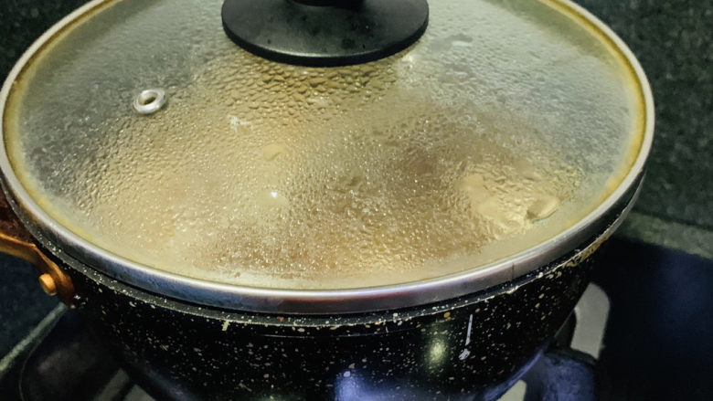 鸭翅炖土豆,调中火，盖住锅盖，煮20分钟