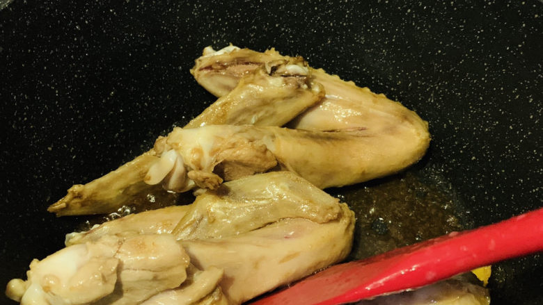 鸭翅炖土豆,调小火，翻炒上色
