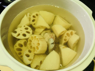 筒骨莲藕汤,加入适量清水