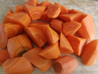 胡萝卜炖牛腩,胡萝卜去皮，切块儿。