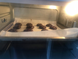 巧克力豆软曲奇饼干🍪,送入预热好的烤箱上下火180分钟烤20分钟，每个烤箱脾气不同，具体温度根据自己烤箱脾气来调整
