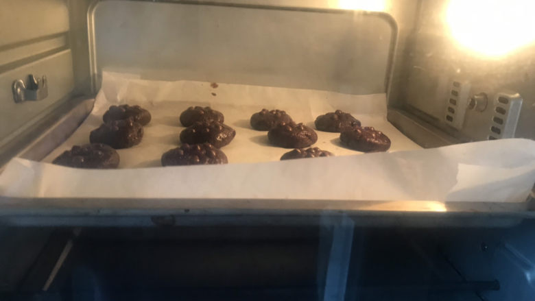 巧克力豆软曲奇饼干🍪,送入预热好的烤箱上下火180分钟烤20分钟，每个烤箱脾气不同，具体温度根据自己烤箱脾气来调整