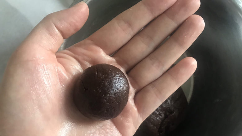 巧克力豆软曲奇饼干🍪,用手揪一块大概20克，揉成小球