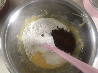 巧克力豆软曲奇饼干🍪,加入面粉和可可粉搅拌均匀至无颗粒状