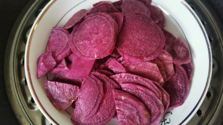 南瓜紫薯包,水开上锅蒸10分钟