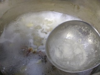 胡萝卜炖牛腩,大火煮至水开，撇去浮沫。