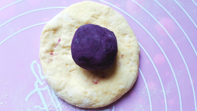 南瓜紫薯包,取一个挤子，压扁放入紫薯团，像包包子一样包起来