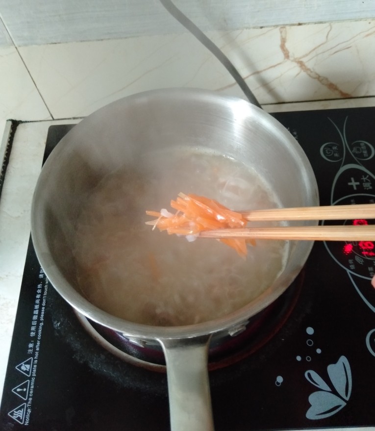 猪肝瘦肉粥,就下胡萝卜丝，放点油煮两分钟，然后放少许盐、鸡精调味
