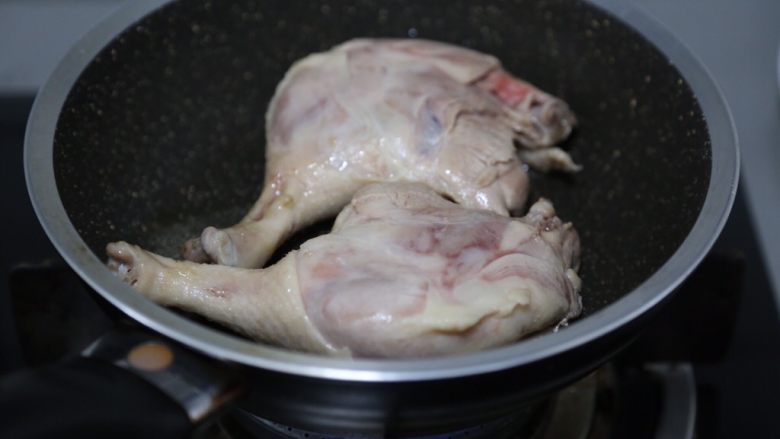酱鸭腿,锅里放少许油，烧热后将鸭腿皮朝下煎制