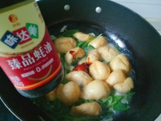 青菜炒油面筋,加入半碗清水，加入蚝油