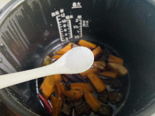胡萝卜炖牛腩,待时间到后再焖五分钟，加入一小茶匙盐