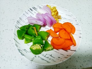 干锅龙虾尾,青椒切滚刀状，胡萝卜切片，洋葱切丝，姜切粒