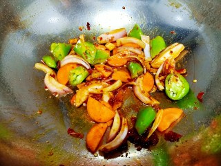 干锅龙虾尾,锅中放入适量油，放入郫县豆瓣酱，放入青椒，洋葱和胡萝卜