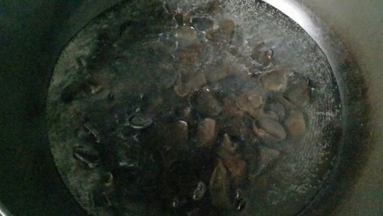 酸辣木耳,锅中放入适量清水煮开，加入木耳焯水2分钟