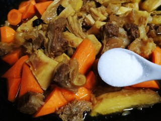 胡萝卜炖牛腩,泄压后倒入炒锅里，放入胡萝卜，加一小勺盐调味。