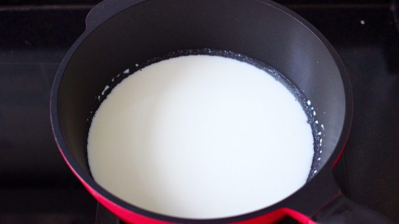 炸鲜奶,把牛奶倒入锅中。