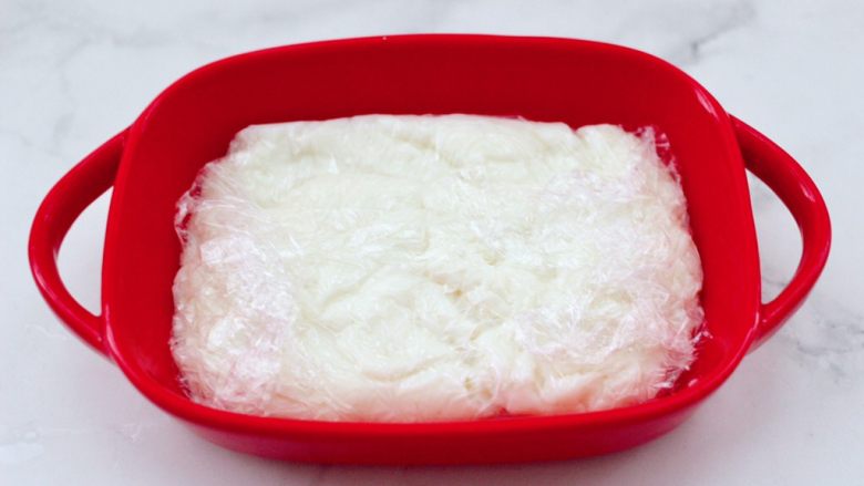炸鲜奶,碗底下先铺上一层耐高温的保鲜膜，把熬好的浓稠牛奶倒入碗里，盖上保鲜膜放凉后冰箱冷藏2个小时。